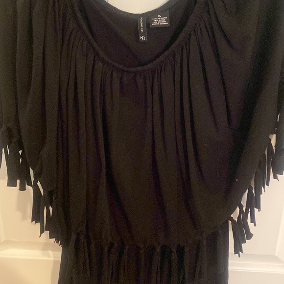 Black top with fringe - Picture 4 of 4